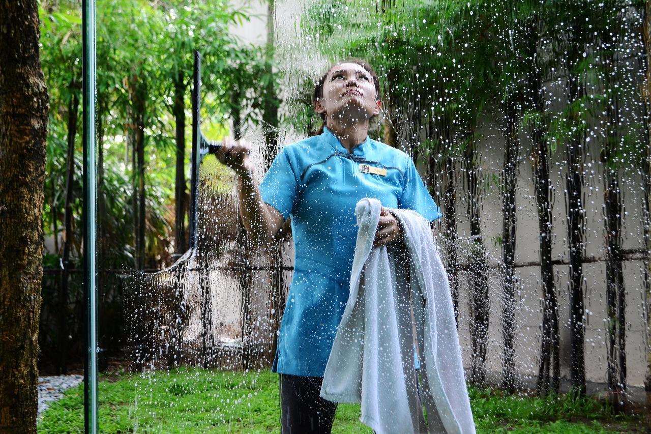 Fusion Suites Phuket Patong Екстериор снимка A woman showering outdoors